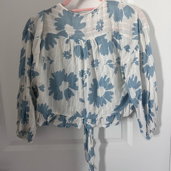 Floral Blue Tie-Front Crop Top Size Medium - Picture 7 of 8